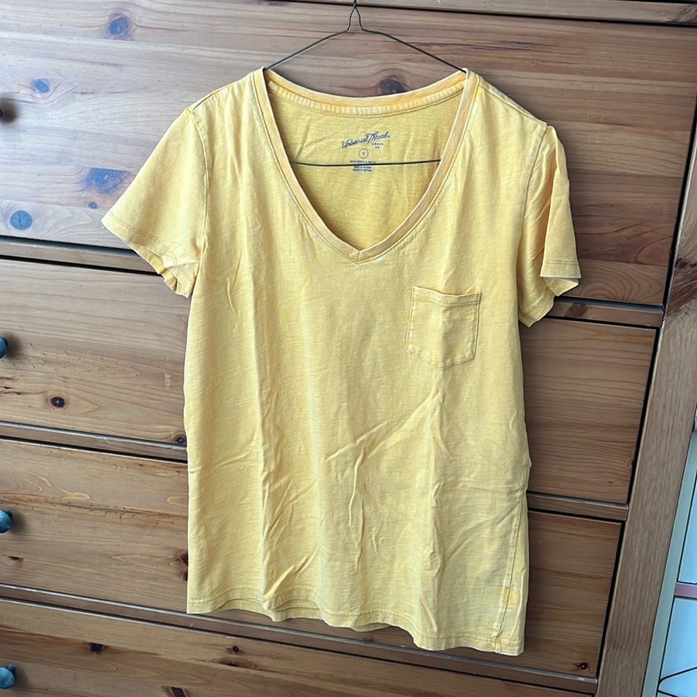 Basic yellow v neck tee